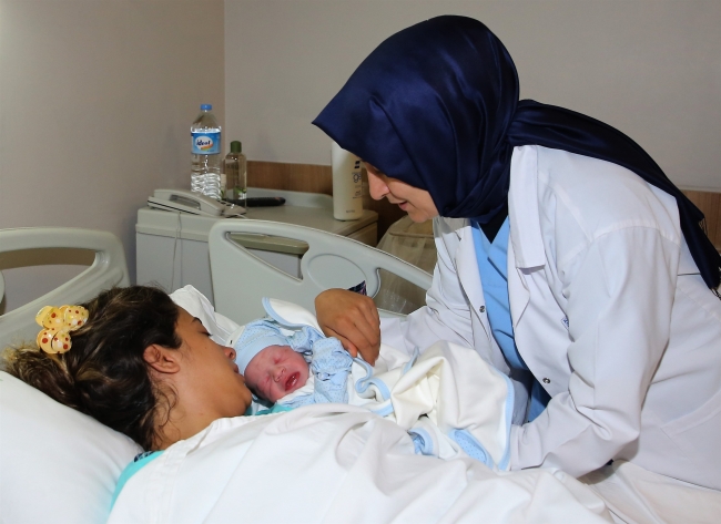 Sare Davutoğlu, şehit eşinin doğumuna katıldı 3