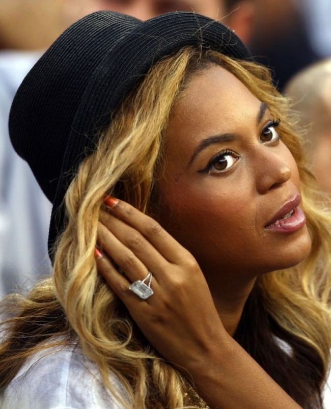 Parmağına takan kişi kadar konuşulan 10 nişan yüzüğü 9