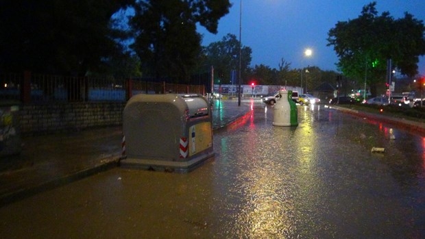 Ağustos ortasında yağan yağmur yolları göle çevirdi 1