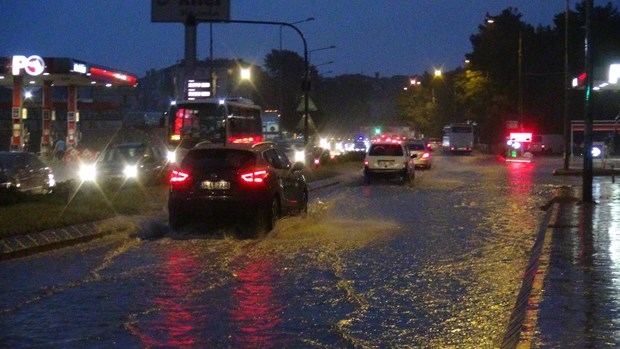 Ağustos ortasında yağan yağmur yolları göle çevirdi 2