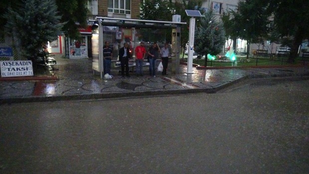 Ağustos ortasında yağan yağmur yolları göle çevirdi 4