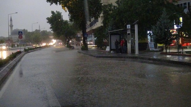 Ağustos ortasında yağan yağmur yolları göle çevirdi 5