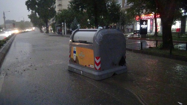 Ağustos ortasında yağan yağmur yolları göle çevirdi 7