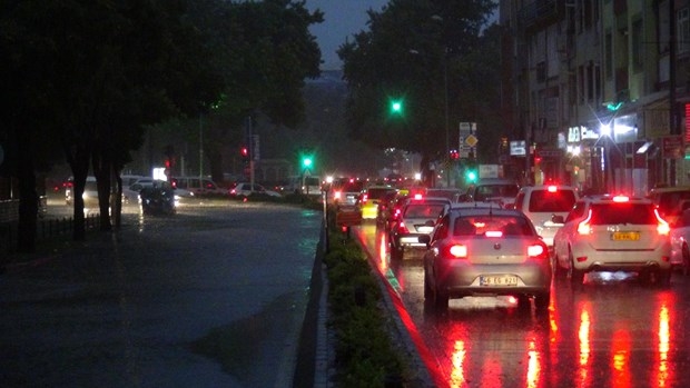 Ağustos ortasında yağan yağmur yolları göle çevirdi 8