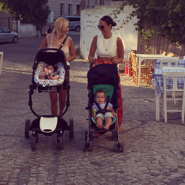 Instagram'da ünlüler: Demet Akalın'ın tek taşı sosyal medyayı karıştırdı 9