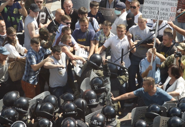 Ukrayna'da özerklik protestosunda parlamento bombalandı 1