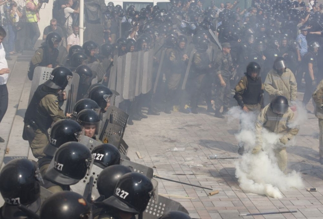 Ukrayna'da özerklik protestosunda parlamento bombalandı 2