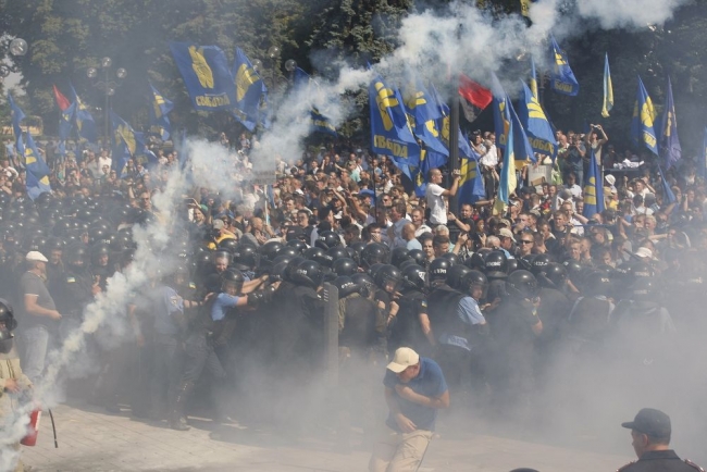 Ukrayna'da özerklik protestosunda parlamento bombalandı 3