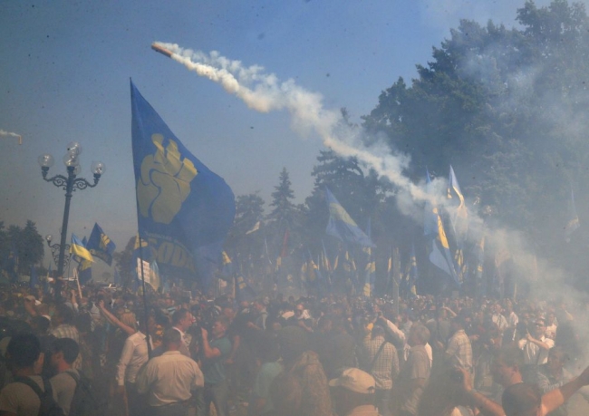 Ukrayna'da özerklik protestosunda parlamento bombalandı 5