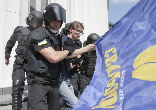 Ukrayna'da özerklik protestosunda parlamento bombalandı 7