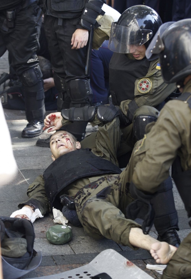 Ukrayna'da özerklik protestosunda parlamento bombalandı 8