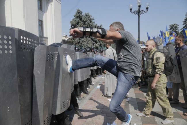 Ukrayna'da özerklik protestosunda parlamento bombalandı 10