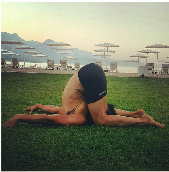 Instagram'da ünlüler: Harun Tan’dan yoga şov 1
