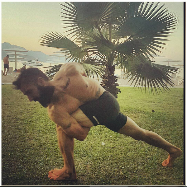 Instagram'da ünlüler: Harun Tan’dan yoga şov 2