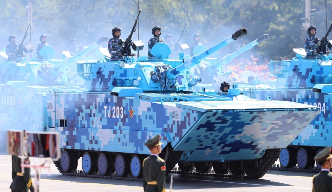 Askeri geçit töreni için 200 savaş uçağı meydan üzerinde uçtu 1