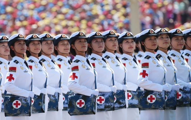 Askeri geçit töreni için 200 savaş uçağı meydan üzerinde uçtu 2