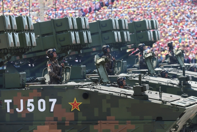 Askeri geçit töreni için 200 savaş uçağı meydan üzerinde uçtu 5