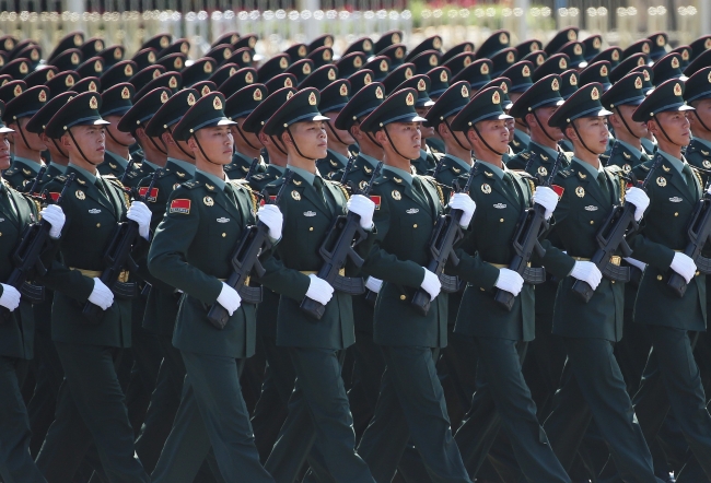 Askeri geçit töreni için 200 savaş uçağı meydan üzerinde uçtu 6