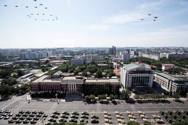 Askeri geçit töreni için 200 savaş uçağı meydan üzerinde uçtu 8