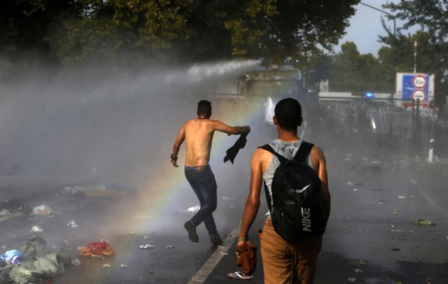 Macaristan polisi, göçmenleri gaza boğdu 8