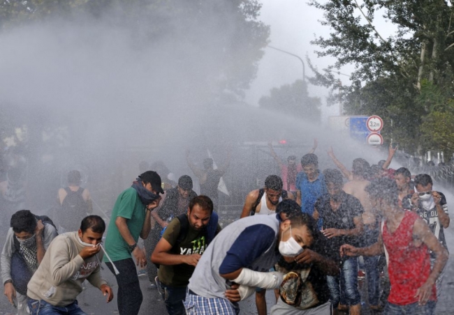 Macaristan polisi, göçmenleri gaza boğdu 10