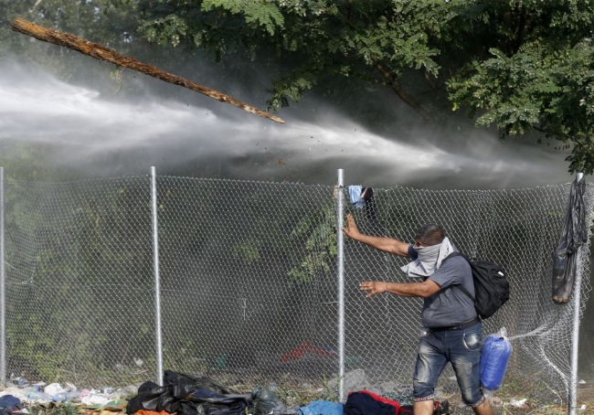 Macaristan polisi, göçmenleri gaza boğdu 11