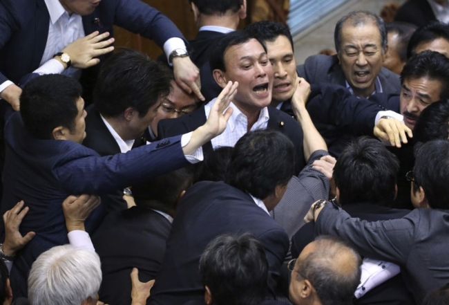 Japon parlamentosunda tekme tokat kavga 1