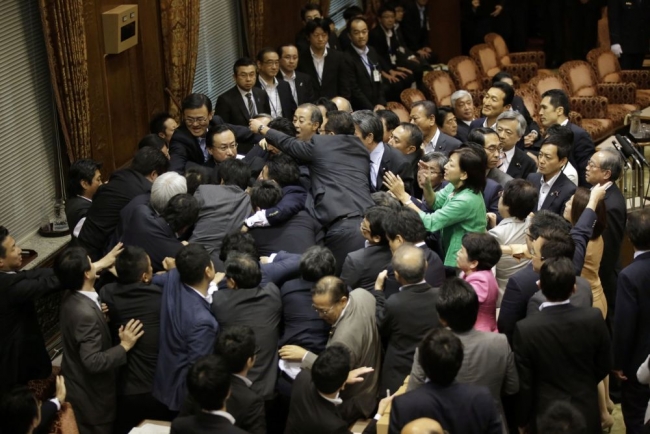 Japon parlamentosunda tekme tokat kavga 5