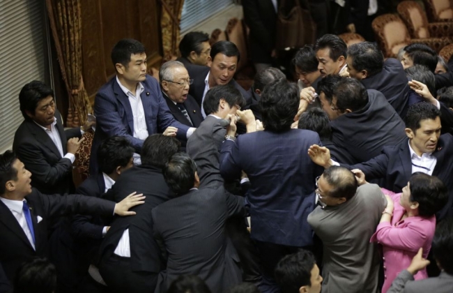 Japon parlamentosunda tekme tokat kavga 2