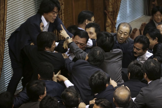 Japon parlamentosunda tekme tokat kavga 6