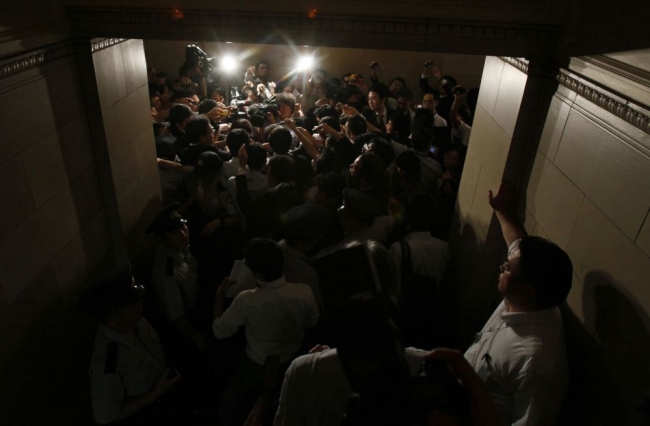 Japon parlamentosunda tekme tokat kavga 8