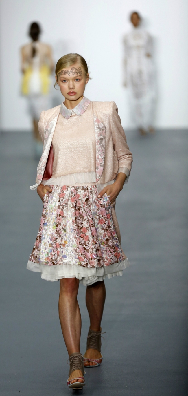 Londra Moda Haftası Bora Aksu koleksiyonu 5