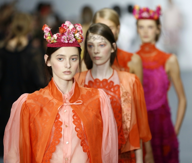 Londra Moda Haftası Bora Aksu koleksiyonu 1