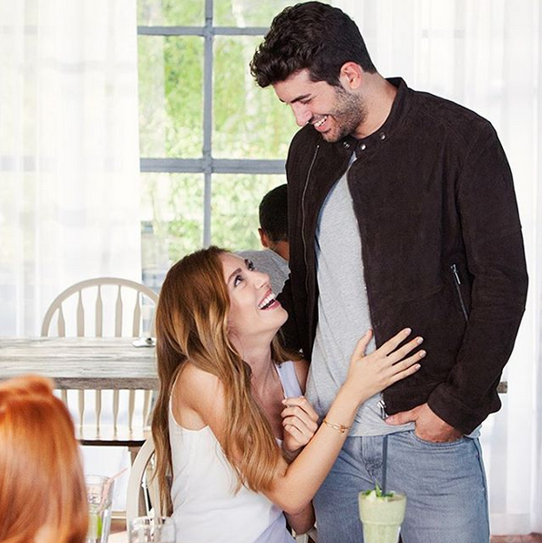 Instagram'da ünlüler: Kardeşiyle kamera karşısına geçti 1