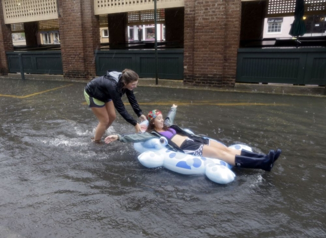 Kasırganın ortasında keyif yaptılar! 6