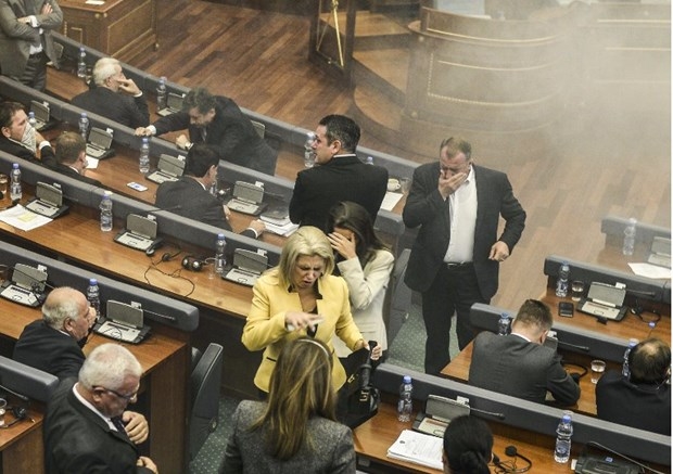Kosova'da meclise gaz bombası! 1