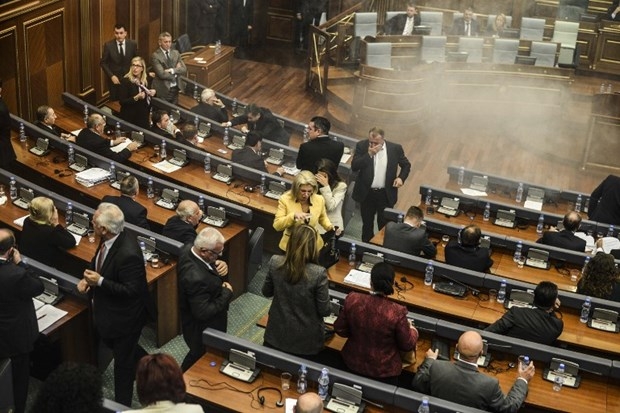 Kosova'da meclise gaz bombası! 3