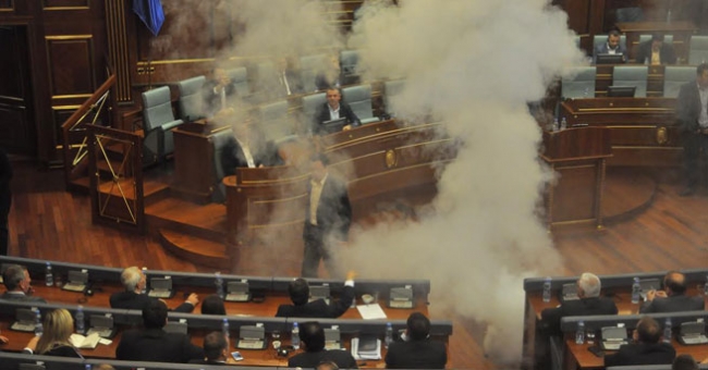 Kosova'da meclise gaz bombası! 6