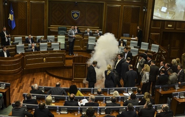 Kosova'da meclise gaz bombası! 5