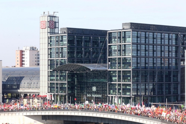 Berlin'de 250 bin kişilik protesto 19