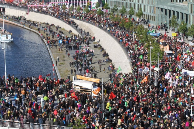 Berlin'de 250 bin kişilik protesto 3