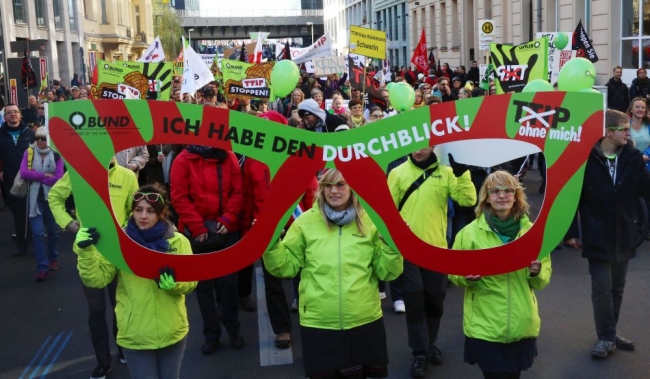 Berlin'de 250 bin kişilik protesto 6