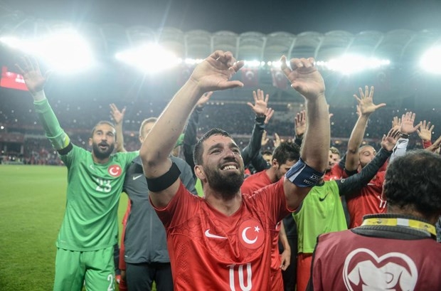 A Milli Futbol Takımı futbolcularından 'zafer' tweetleri... 4