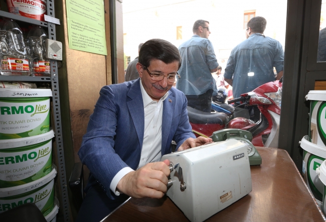 Başbakan Davutoğlu Gaziantep'te esnaf oldu! 6