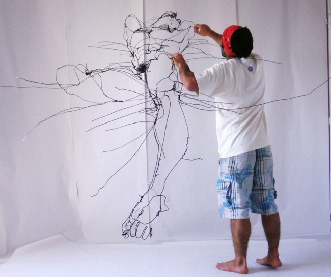 Havaya karakalem resimler çiziyor! 3