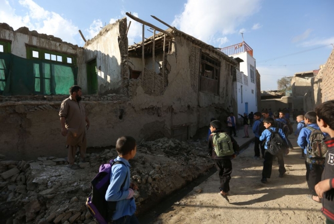 7,5 büyüklüğündeki deprem 3 ülkeyi salladı 1