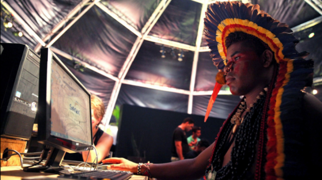 Dünyadan günün fotoğrafları: Brezilya kabilesinde internet keyfi 1