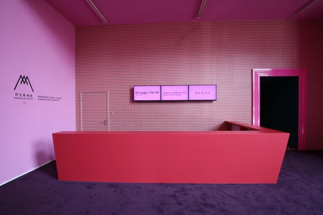 Gucci tasarımları modern sanatla bir araya geliyor 1