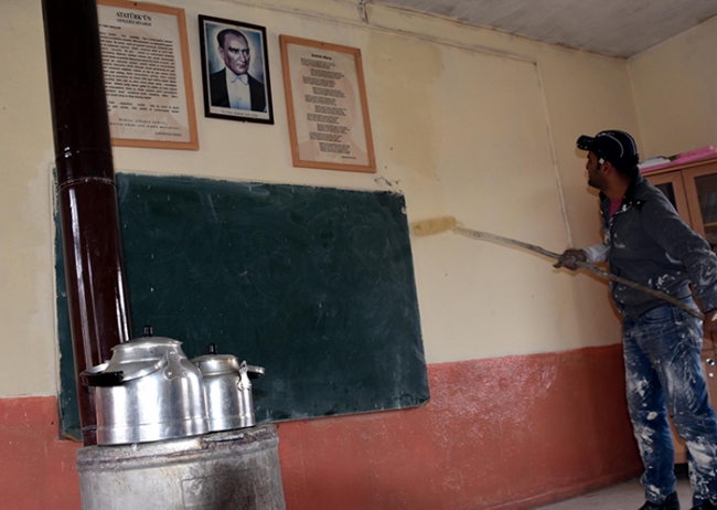 Cumhuriyet Bayramı'nda boya yapan fedakar öğretmen 1