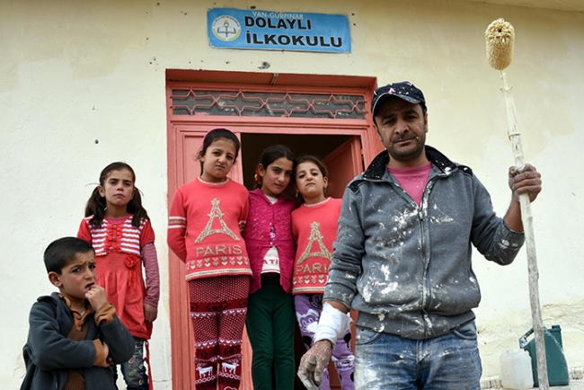 Cumhuriyet Bayramı'nda boya yapan fedakar öğretmen 2